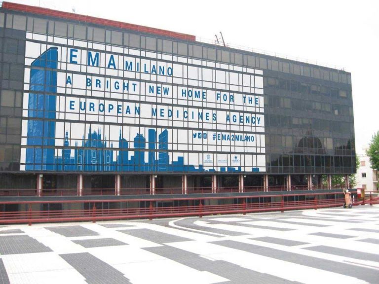 Architettura tessile e cartelloni pubblicitari Milano